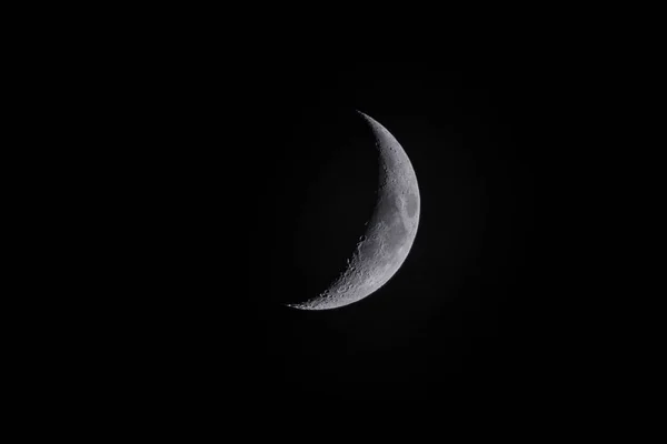 在夜空中的半个月亮 — 图库照片