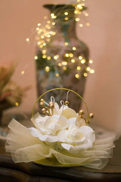 Primer Plano Flores Blancas Para Novia Contra Las Luces Bokeh — Foto de Stock
