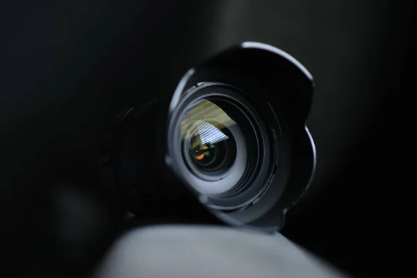 Lens Van Een Camera Geïsoleerd Donkere Wazige Achtergrond — Stockfoto