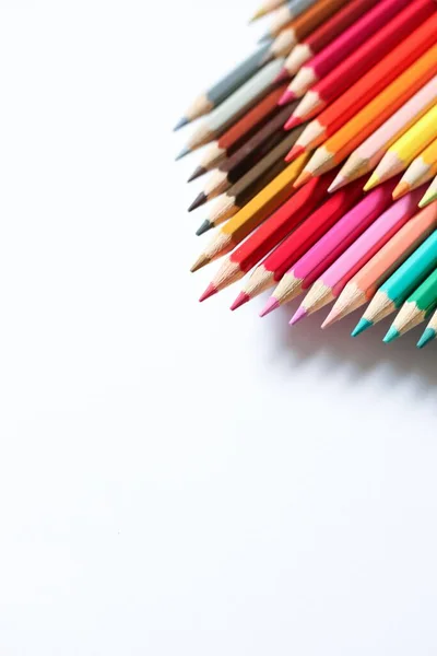 Een Verticale Close Shot Van Kleurrijke Potloden Geïsoleerd Witte Achtergrond — Stockfoto
