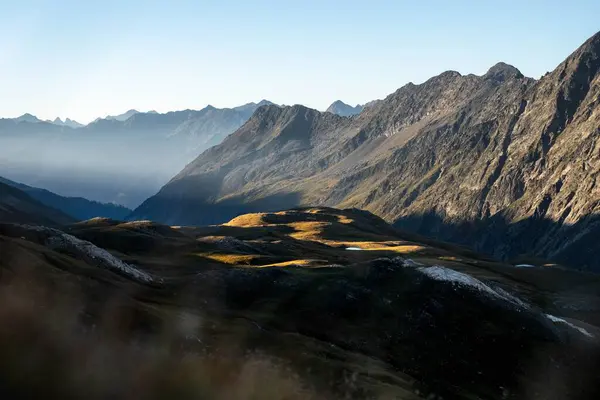 Parlak Bir Gökyüzünün Altındaki Avusturya Alpleri Nin Yakınlarındaki Kırsal Yeşil — Stok fotoğraf
