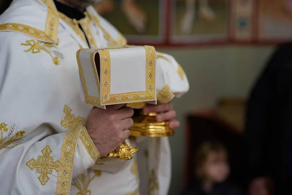 Zbliżenie Księdza Trzymającego Złote Puchary Podczas Ceremonii — Zdjęcie stockowe