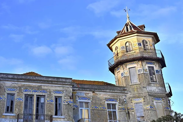 Dört Katlı Güzel Sekizgen Kule Cephelerde Balkonlarda Demir Parmaklıklarda Fayanslar — Stok fotoğraf