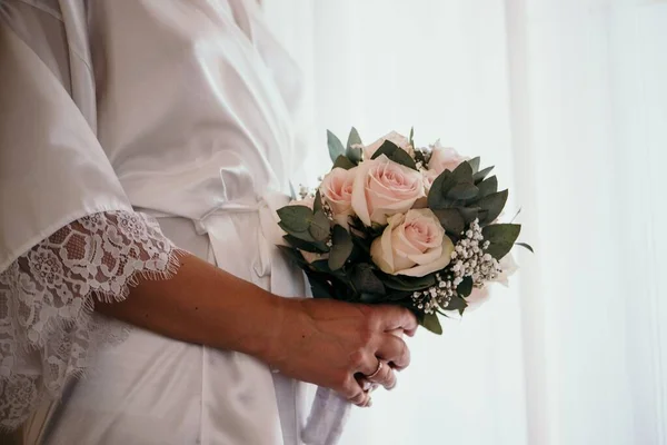 Eine Braut Mit Einem Brautstrauß Aus Rosen — Stockfoto