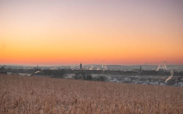 日陰の夕日の空の前にアンベルクの街並みのフィールド — ストック写真