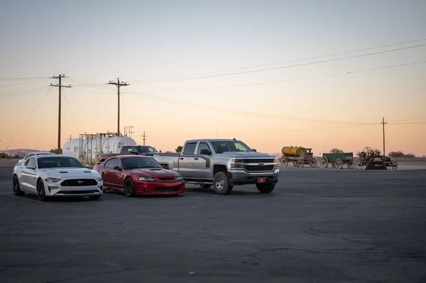 Detalj Några Typiska Amerikanska Bilar Parkerade Stad Vid Solnedgången — Stockfoto