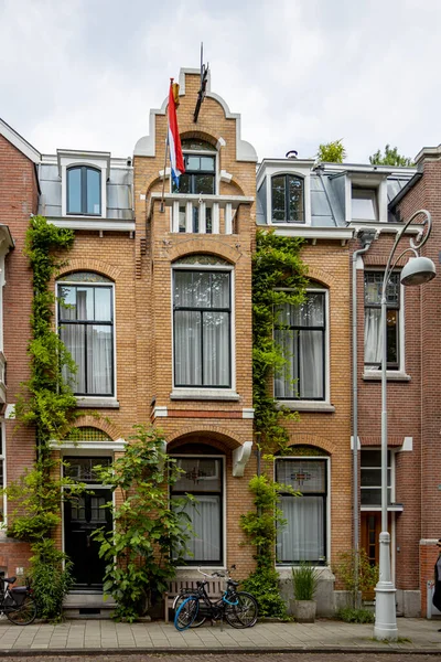 Wohnhäuser Der Hauptstadt Amsterdam Mit Außenfassade Und Typisch Holländischem Stil — Stockfoto