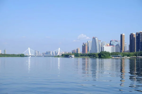 Çin Shenyang Kentindeki Wulihe Nehri Yakınlarındaki Modern Binaların Alçak Açılı — Stok fotoğraf