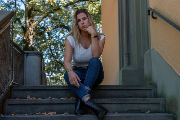 Closeup Young Blonde Woman Sitting Stairs Looking Camera — Stock Photo, Image