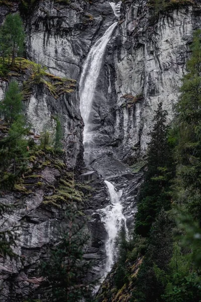 Pionowe Ujęcie Płynącego Pięknego Skalistego Wodospadu Górach Tyrolu Austria — Zdjęcie stockowe
