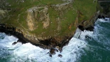 Rüzgarlı bir günde Tintagel Kalesi 'nin etrafında drone görüntüleri