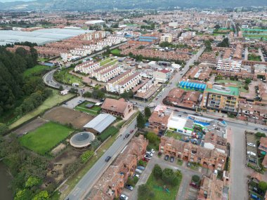 Güneşli bir günde, Loja Ulusal Üniversitesi 'nin havadan görünüşü, dağlar ve gökyüzü arka planı