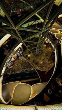 Binanın içinde yüksek açılı Noel süslemeleri ve ışıklar var.