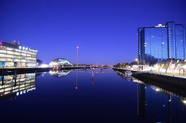 BBC binası gece Clyde Gölü 'ne yansıdı.