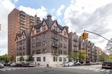 Inwood, New York 'ta yüksek katlı tuğlalı apartmanlar..