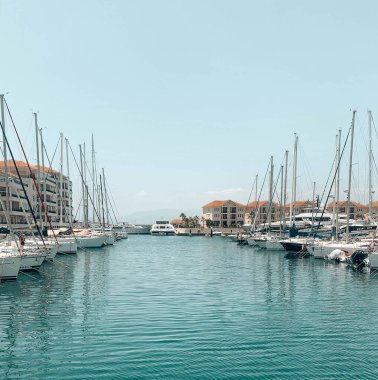 Sağdan ve soldan bir limanda gemilerle çevrili sakin bir denizin dikey hali.