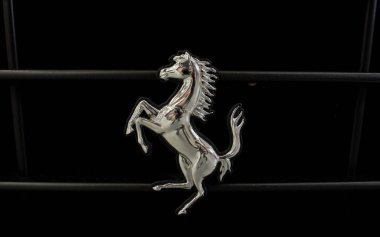 Siyah yeni aracın üzerindeki Ferrari logosuna yakın plan.