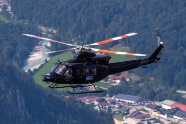 Avusturyalı çalışan bir helikopter gökyüzünde dağları turlarken yakalandı