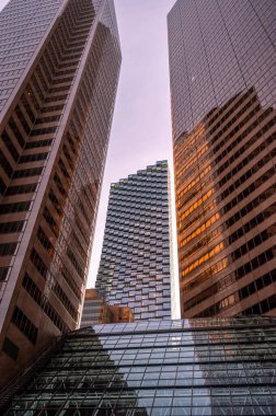 Sabahın erken saatlerinde Calgary Alberta üzerinde gökdelenler. Calgary Kanada 'nın Alberta şehrinde yer almaktadır..