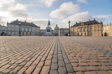 Danimarka, Kopenhag 'daki Amalienborg Sarayı' nın alçak açılı görüntüsü