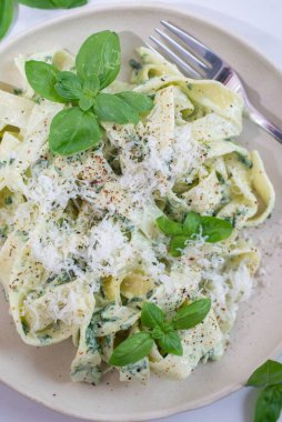 Parmesanlı ve sebzeli beyaz soslu makarna.
