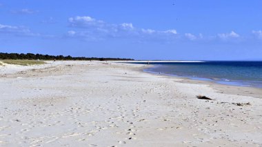 Güneşli bir günde güzel kumlu bir sahil