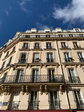 Bir binanın dış cephesinin Paris, Fransa 'daki teraslarıyla dikey görüntüsü.