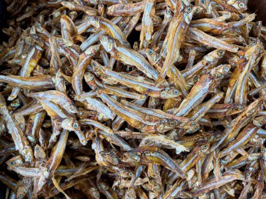 Asya pazarında küçük kurumuş balıkların yakın çekimi.