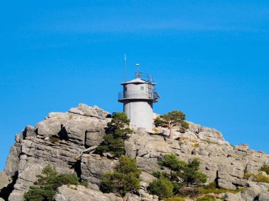 Lagunas Buzulları 'ndaki yangın gözetleme kulesinin manzaralı bir görüntüsü. Neila Doğal Parkı uçurumu.