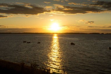Gün batımında sahilin manzaralı bir görüntüsü