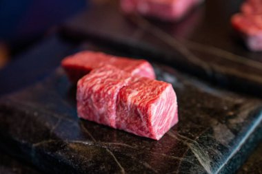 Siyah mermer tabakta çiğ wagyu bifteği.
