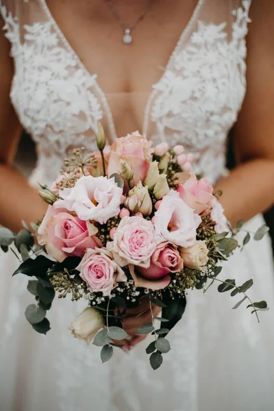 明るい色の花束を保持している花嫁の垂直閉鎖 — ストック写真
