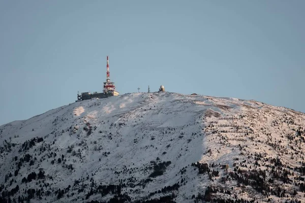 Verici Kulesi Olan Karlı Bir Dağın Manzarası — Stok fotoğraf