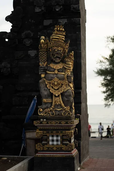 Plan Vertical Une Statue Dragon Dans Temple Canggu Bali Indonésie — Photo