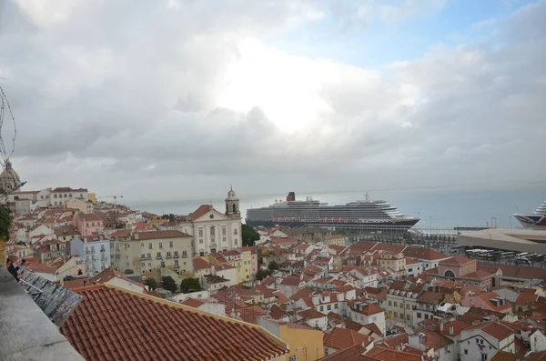 Een Stadsgezicht Van Lissabon Onder Een Bewolkte Hemel Portugal — Stockfoto