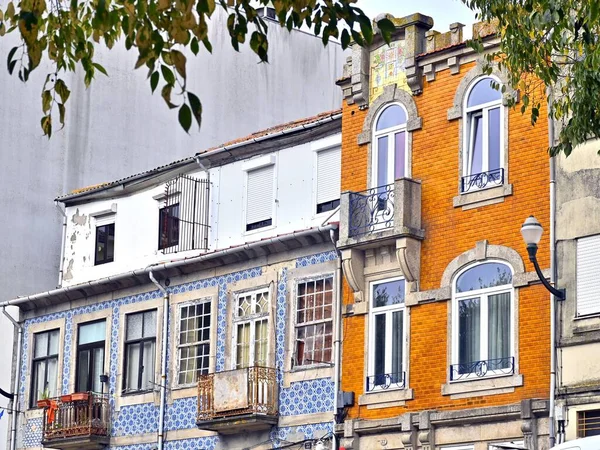 Colorati Edifici Più Piani Con Vecchi Balconi — Foto Stock