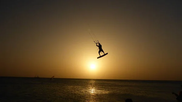 Die Silhouette Einer Person Beim Kitesurfen Meer Mit Dem Goldenen — Stockfoto