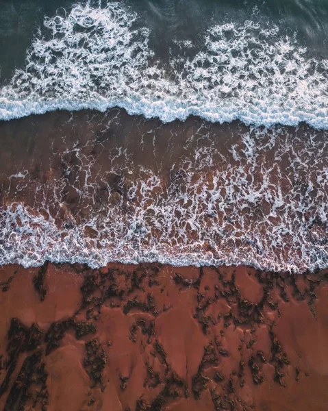 Uma Vista Aérea Das Ondas Suaves Oceano Praia — Fotografia de Stock