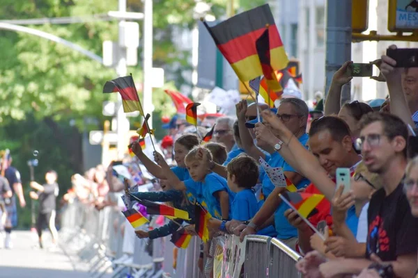 Einige Zuschauer Mit Deutschland Fahnen Auf Der Fifth Ave Bei — Stockfoto