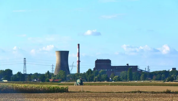 青い空に対するフランスのホーニング火力発電所 — ストック写真