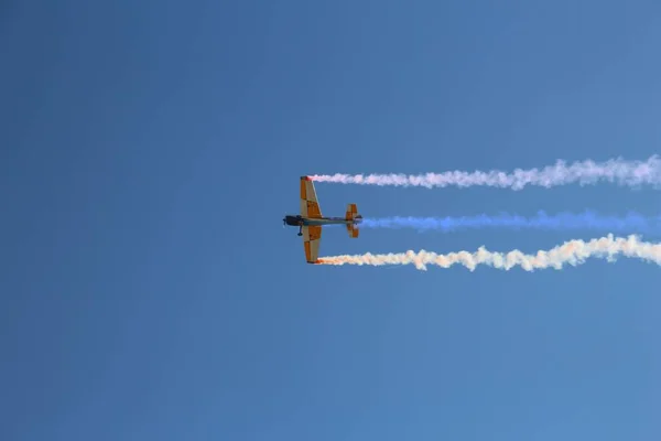 Disparo Ángulo Bajo Avión Volando Cielo Azul Sin Nubes —  Fotos de Stock