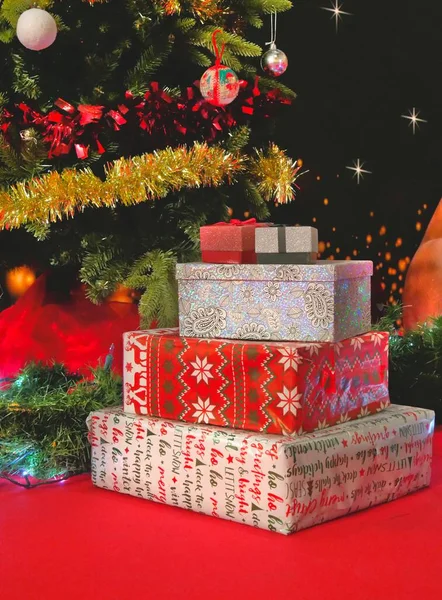 Een Verticaal Shot Van Kerstcadeaus Met Mooie Verpakking Onder Kerstboom — Stockfoto