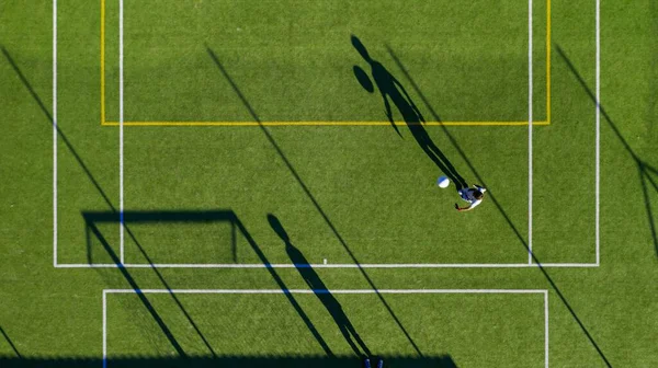 Uma Vista Aérea Pessoas Jogando Futebol Campo Dia Ensolarado — Fotografia de Stock