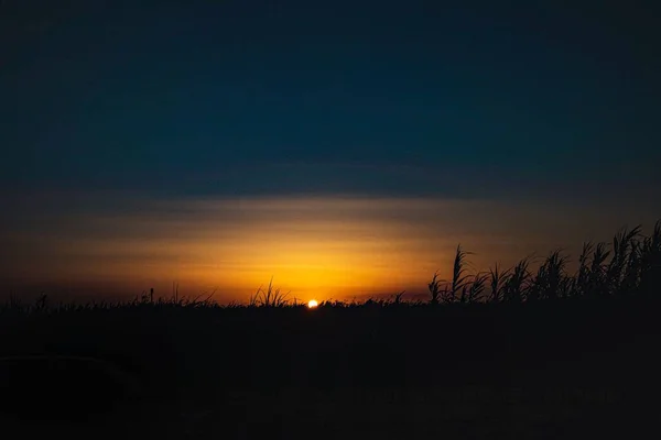 Μια Γραφική Θέα Του Ηλιοβασιλέματος Πάνω Από Ένα Πεδίο Στη — Φωτογραφία Αρχείου