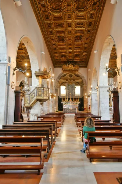 Uma Foto Vertical Uma Mulher Sentada Basílica Santa Maria Del — Fotografia de Stock