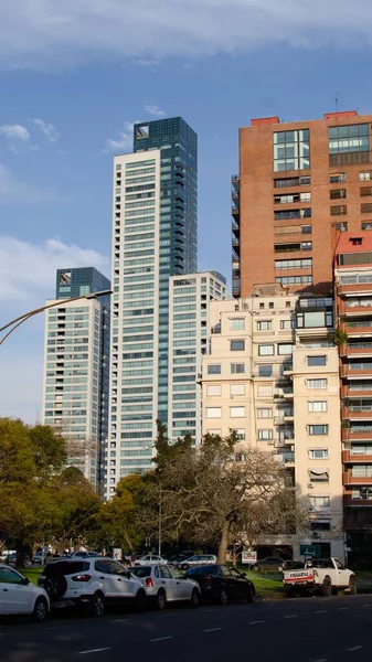 Tiro Vertical Edifícios Modernos Carros Estacionados Rua Palermo Buenos Aires — Fotografia de Stock