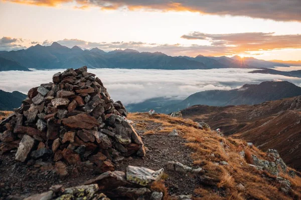 Een Mistige Zonsopgang Boven Prachtige Bergen Van Zuid Tirol — Stockfoto