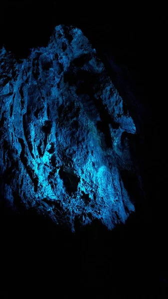 Wnętrze Jaskini Oświetlonej Niebieskim Światłem — Zdjęcie stockowe