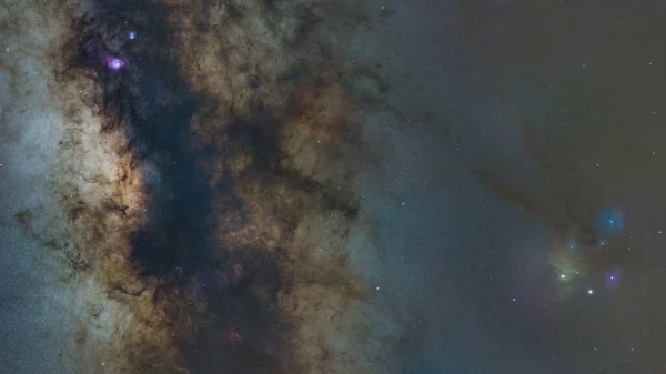 Yıldızlı Bir Gecede Samanyolu Galaksisinin Manzaralı Bir Görüntüsü — Stok fotoğraf