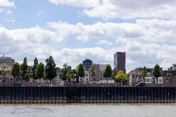 歴史あるハンセック市のマアス川ウォーターフロント海岸 Nijmegen — ストック写真